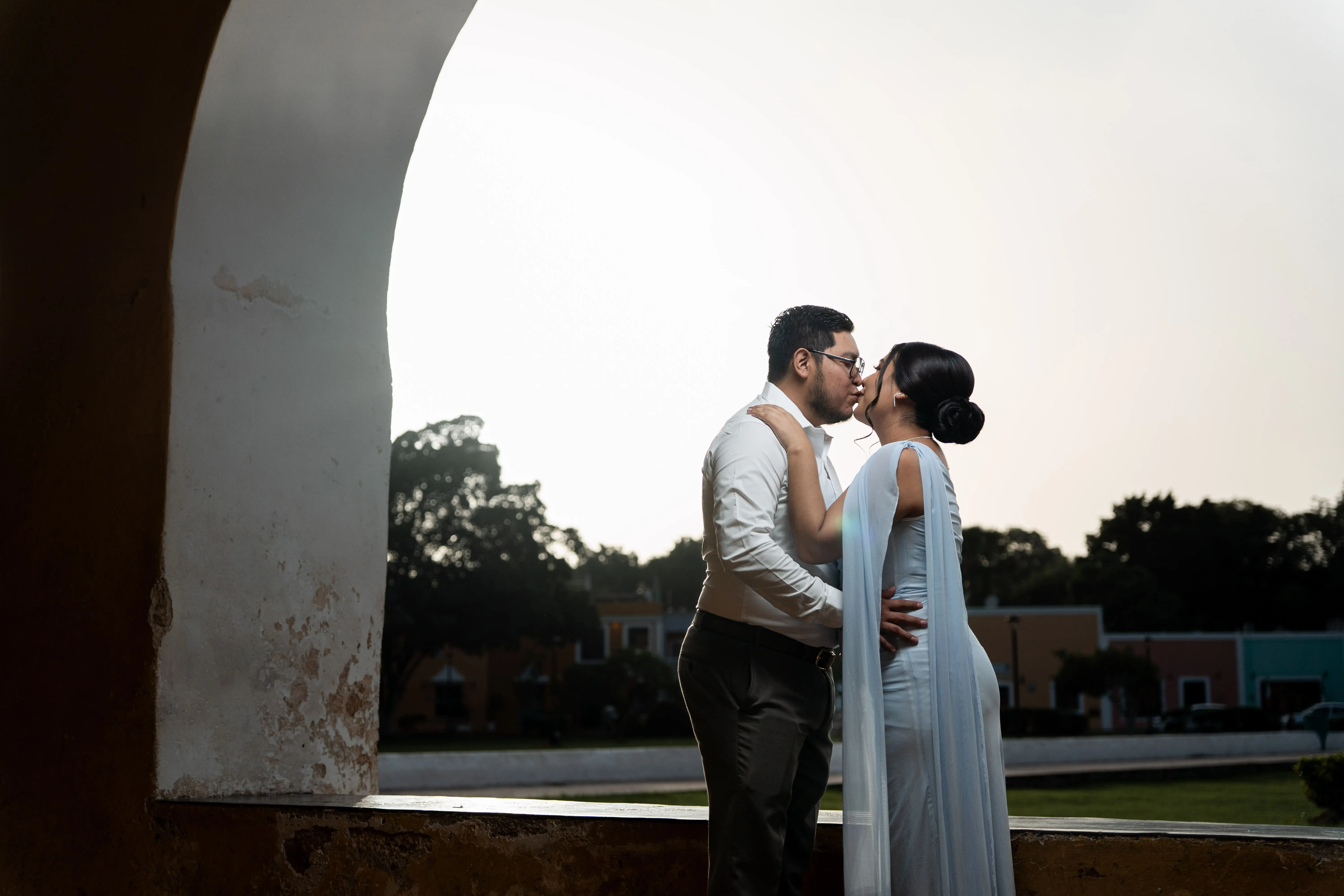 Sergio y Vanessa bajo un arco al atardecer