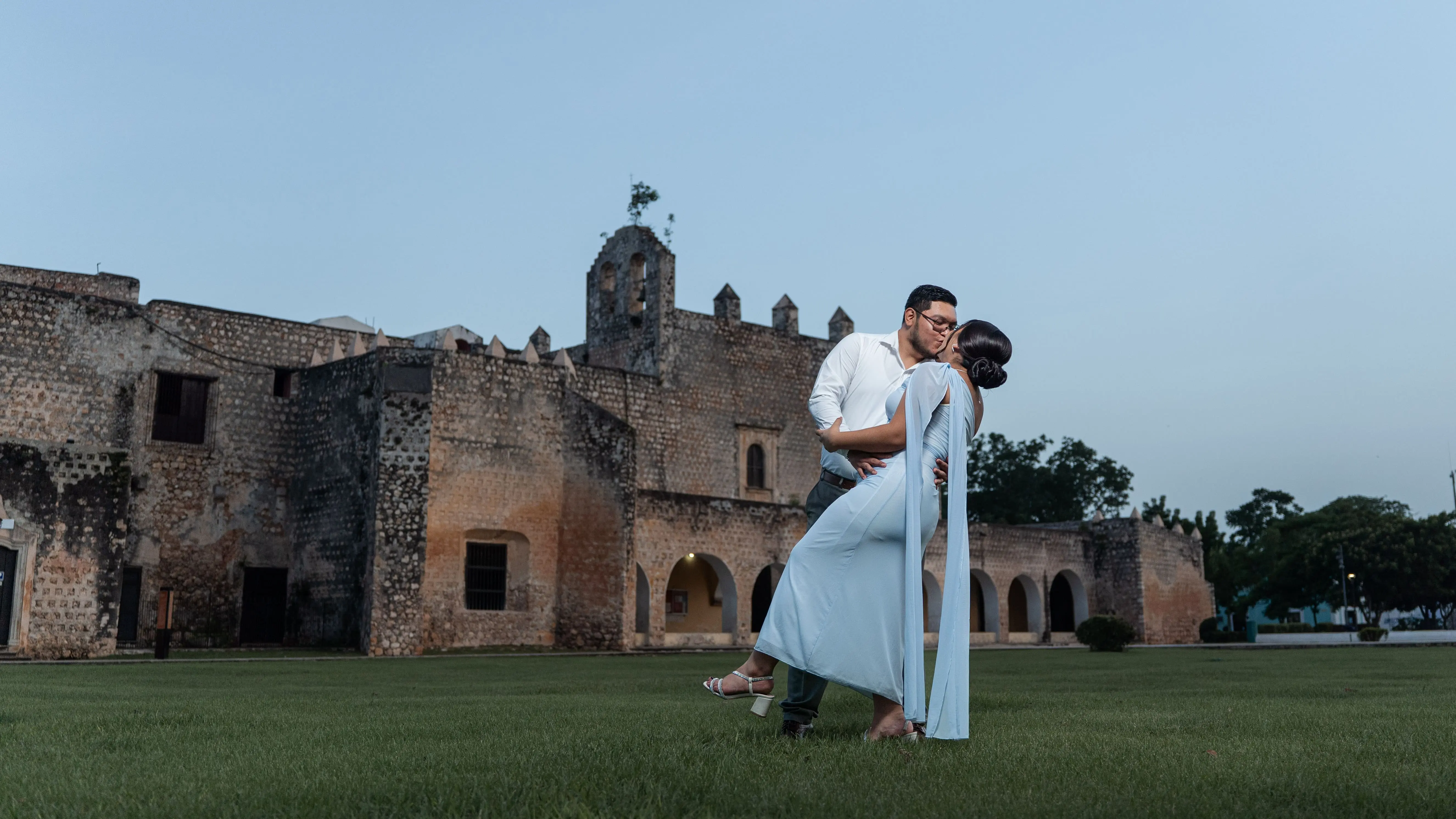 Sergio y Vanessa frente al convento